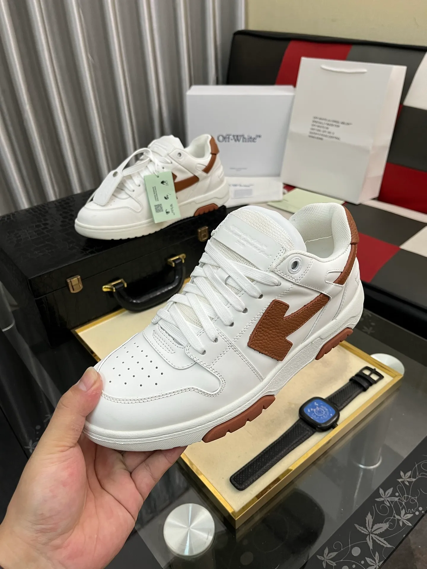 Men's shoes 💰600⌚️⌚️ OFF-White C/O VirGil Abloh fashionable and versatile casual shoes. Exclusive first release of the new model. Made of environmentally friendly cowhide leather and mesh fabric upper material. The insole is embedded with foam cushioning EVA material. The correct midsole is equipped with EVA lightweight cushioning. External tooth nail rubber outsole. The correct accessories can be customized simultaneously. Women's model: 35-40 Men's model: 39-45